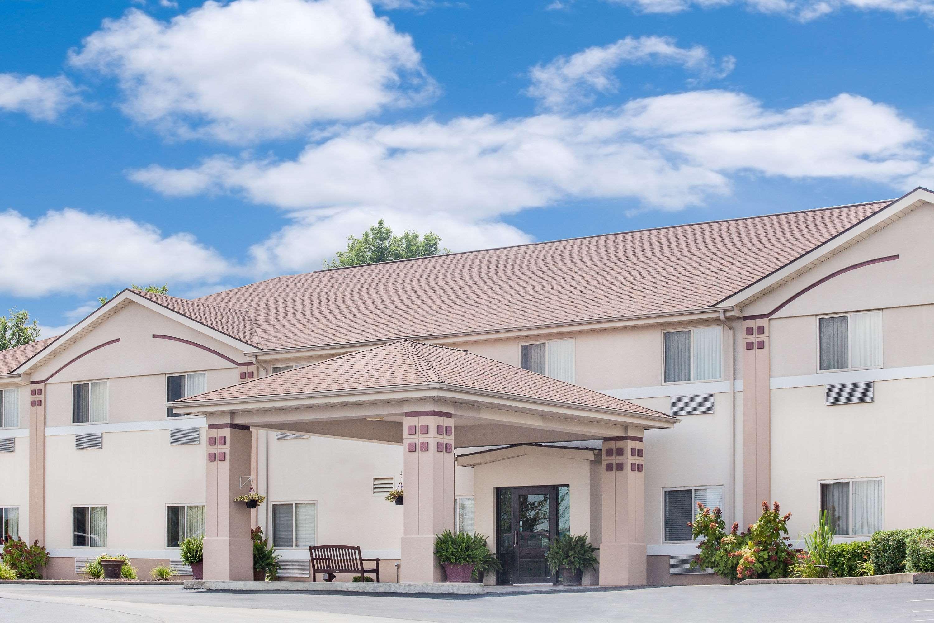Super 8 By Wyndham Central City Exterior photo